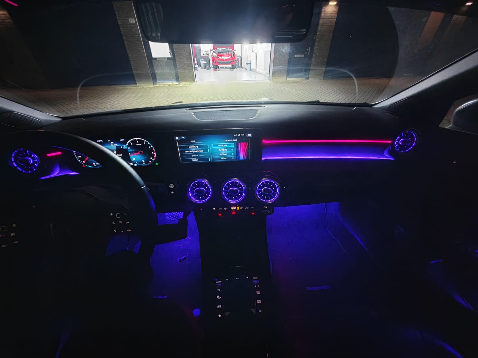 Mercedes-Benz CLA-klasse 180 Business Solution AMG ECC/PDC-V&A/CAMERA/LMV-18/VOL LED V&A/H-LEER/NAVI/&-NIGHT/SFEERVERLICHTING/PANORAMADAK